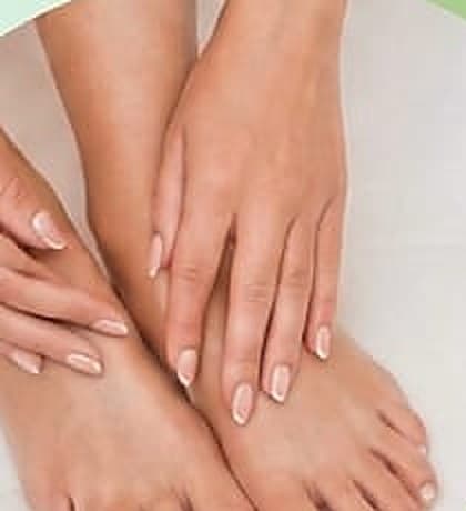 Fuß- & Reflexmassage — sanfte Druckpunkt-Behandlung an entspannten Füßen